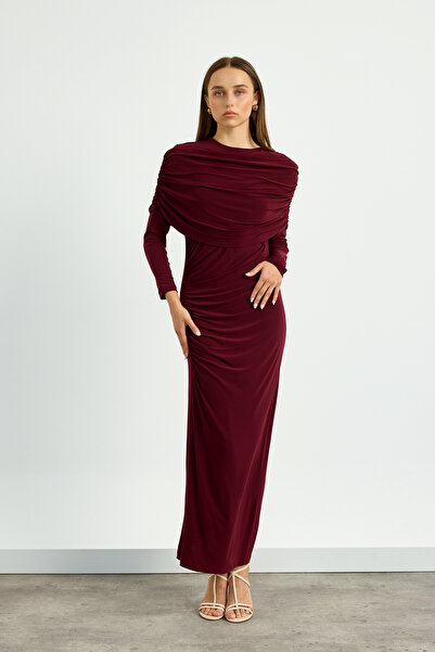 Birgül Bektaş Φόρεμα με λεπτομέρεια μπορντό ώμου