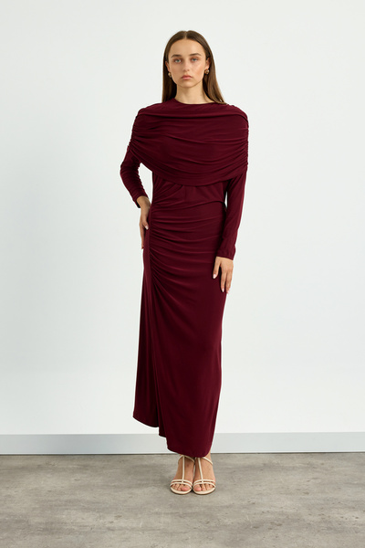 Birgül Bektaş Φόρεμα με λεπτομέρεια μπορντό ώμου