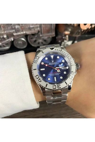 Rolex A luxurious and distinctive Rolex Daytona watch with its box.