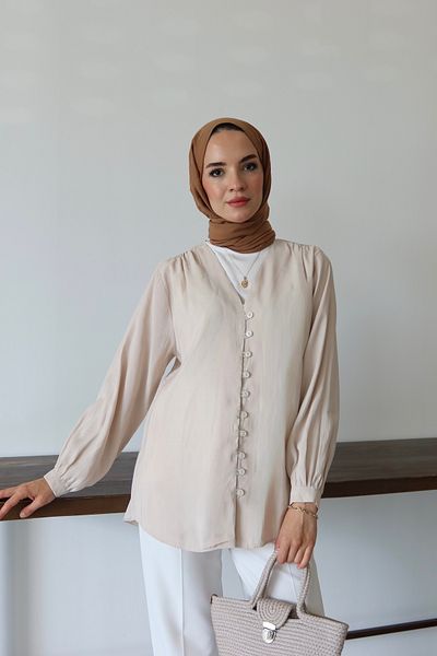 MOONSC Πουκάμισο Hijab με λαιμόκοψη V με λεπτομέρεια μπροστινού κουμπιού Μπεζ