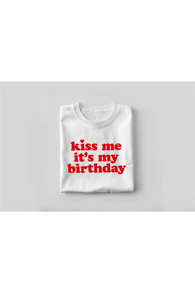 YEACHY Unisex Kiss Me It's My Birthday εμπριμέ μπλουζάκι
