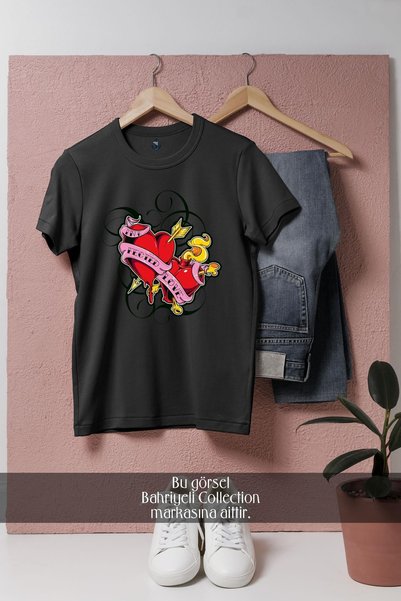 Bahriyeli Collection oversized Unisex T-Shirt με σχέδιο εικονογράφησης κόκκιν...