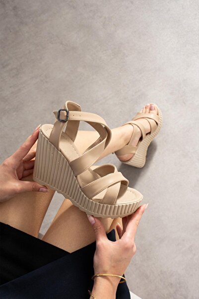 Modanizm صندل بكعب عريض من Celly Nude