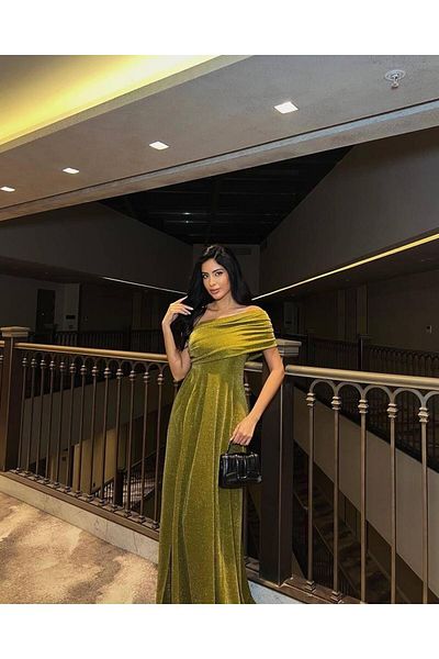 Modafeminen ROCHIE DE SEARĂ CU DETALIE SILVERY SLIT PE UN UMĂ 582890 VERDE FISTICA