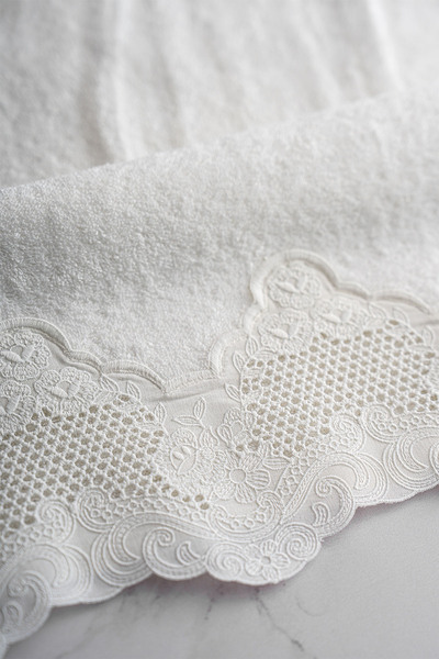 Nazik Home Рушник для ванної кімнати з вишивкою ірису (90 x 150 см)