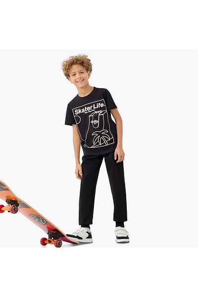 Juniors تي شيرت بطبعة جرافيكية متزلجة ورقبة دائرية وأكمام قصيرة