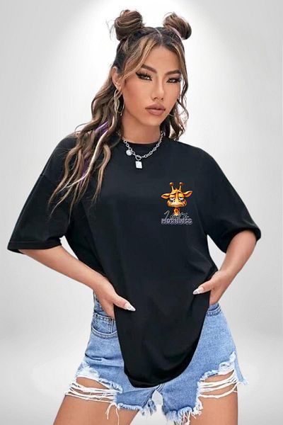Angemiel Giraffe Who Doesn'T Like Mornings Sleepy Black Oversize Women's Men's Front Minimal Printed T-Shirt