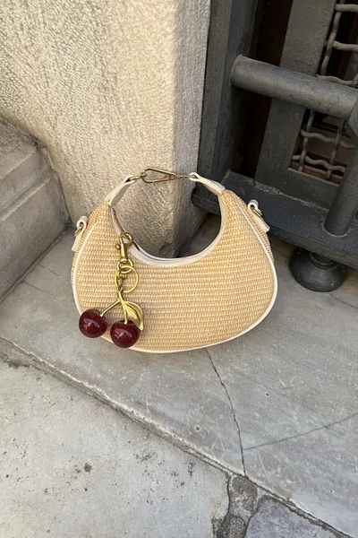 LEONAS Γυναικεία τσάντα χεριών και ώμων με δώρο Cherry Charm Alyona Straw Cream