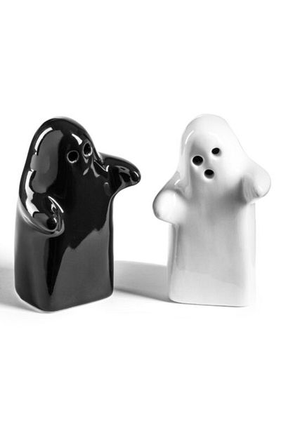Gadget Master Set 2 salt and pepper shakers white and black Ghosts