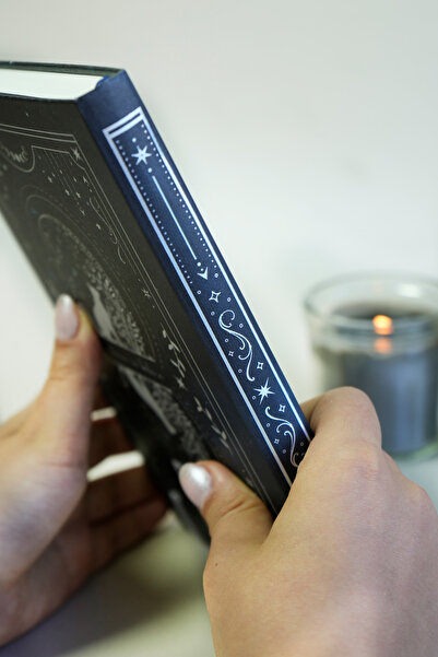 Victoria's Journals Твърди корици А5 Академичен дневен ред 2025-2026. 100 гр. Дебела хартия в цвят слонова кост. Ластик - както горе, така и долу