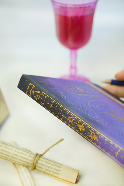 Victoria's Journals Твърди корици А5 Академичен дневен ред 2025-2026. 100 гр. Дебела хартия цвят слонова кост. Ластик - Stellar Bloom