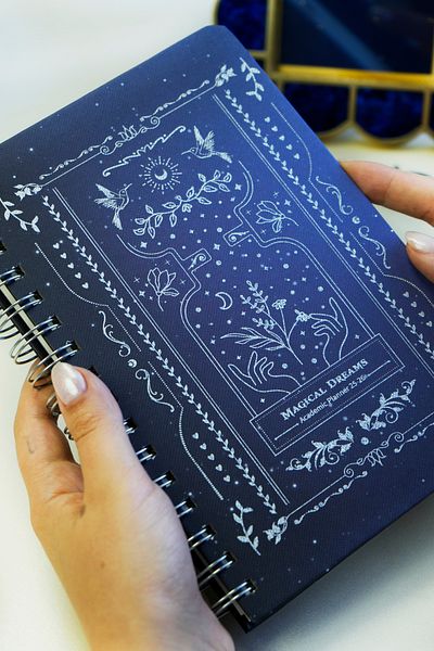Victoria's Journals Академична програма-2025–2026 | A5 | Спирала | Твърди корици | Слонова кост 100 гр. | „Вълшебни сънища“