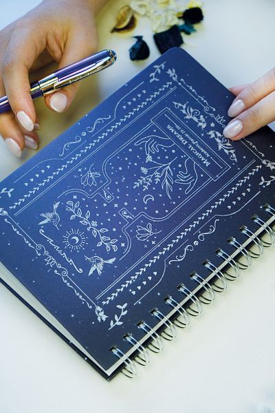 Victoria's Journals Академична програма-2025–2026 | A5 | Спирала | Твърди корици | Слонова кост 100 гр. | „Вълшебни сънища“