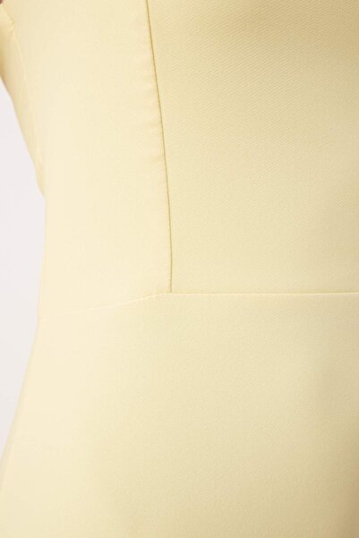 Trendyol Collection Světle žluté midi tkané šaty s rozparkem na tělo TPRSS24EL00136