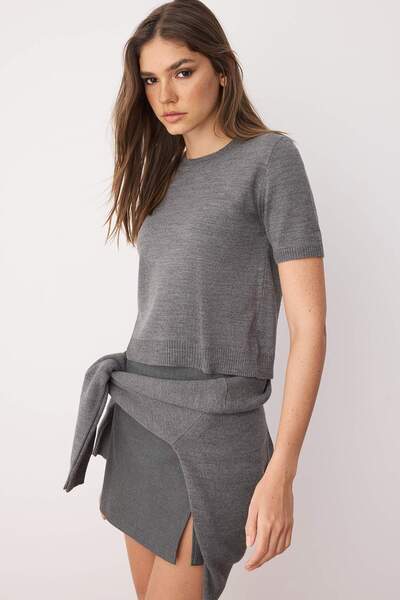 Trendyol Collection Διπλό πλεκτό ζακέτα-μπλούζα με λεπτομέρεια από πέτρα από ανθρακί με μαλακή υφή TWOAW26HI00007