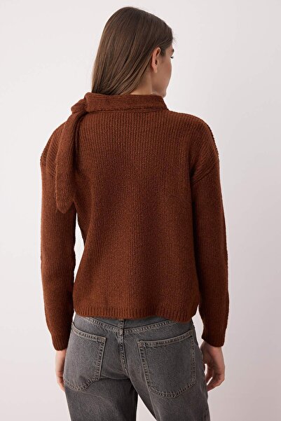 Trendyol Collection Pulover de tricotaj maro cu detaliu guler șal TWOAW26KZ00031