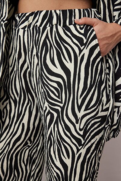 Trendyol Curve Μαύρο εμπριμέ άνετο κοστούμι με ελαστικό κιμονό πλεκτό μεγάλου μεγέθους κάτω-πάνω σετ TBBSS25CP00030