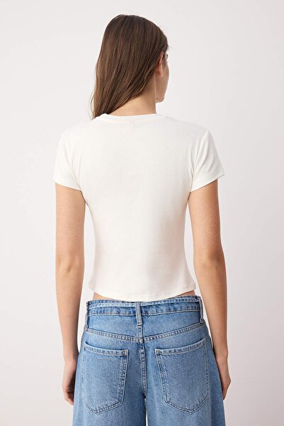 Trendyol Collection Εκρού βαμβακερό ντομάτα εμπριμέ ελαστικό πλεκτό μπλουζάκι TWOSS25TS00095