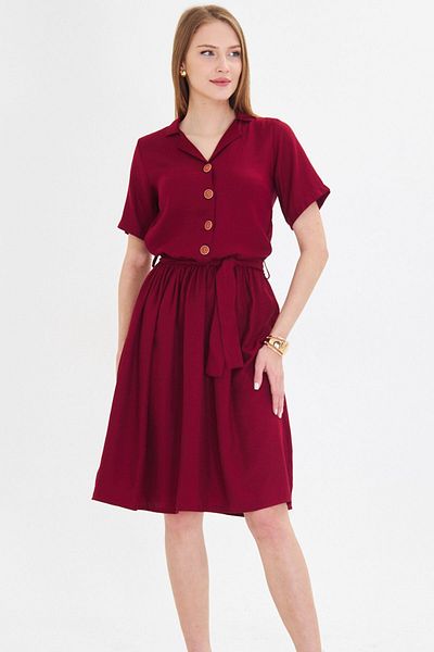 armonika Rochie de damă cu lungime midi - burgundă cu nasturi în față și brâu adunat în talie