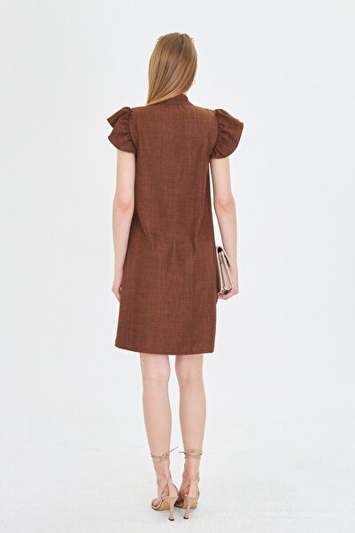 armonika Γυναικείο φόρεμα με λαιμόκοψη σε καφέ V με βολάν μανίκια με λεπτομέρεια γραβάτα ARM-25Y 001022