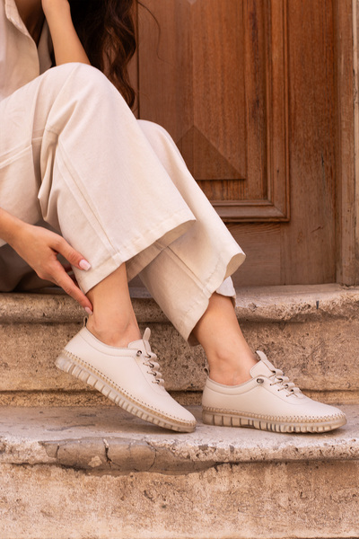 LUXEON Kadın Krem Hakiki Deri Lastik Bağcıklı Tam Ortopedik Şeffaf Taban Sneaker Şık Günlük Klasik Ayakkabı