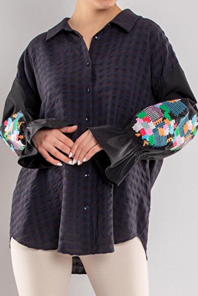 AYHAN 50727 Блуза з еластичними манжетами та вишитим декором на ґудзиках