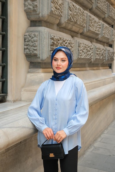 Chef d'atelier Жіноча сорочка з V-подібним вирізом, застібкою на ґудзиках і подовженою спинкою