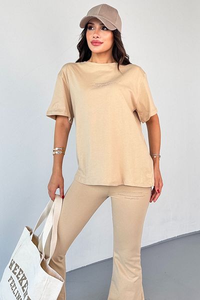Cappmoda Tkm0040 Sand Beige Ανάμεικτο ανάγλυφο γράμμα με στάμπα μπλουζάκι με φαρδύ παντελόνι Supreme Fabric Double