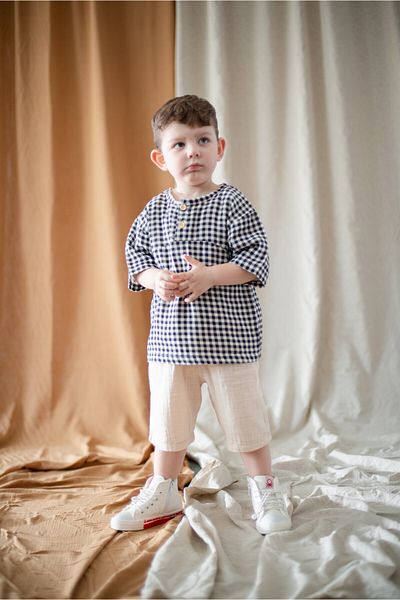rg kidsstore Детски комплект от 2 части - тениска с къс ръкав и шорти с копчета от муселин
