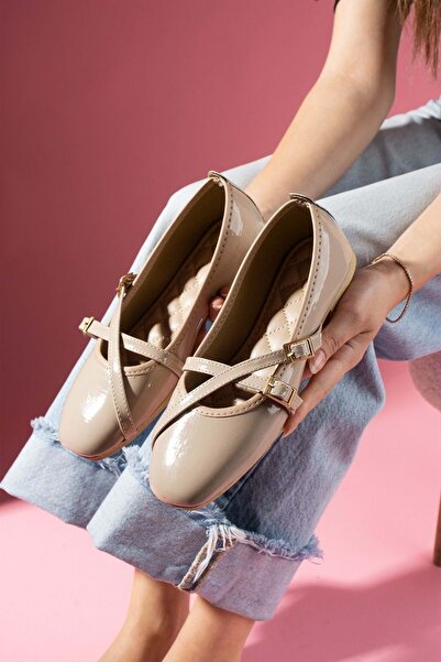 AYAKCİTY حذاء باليه نسائي من الجلد اللامع مع تفاصيل شريط متقاطع وإبزيم