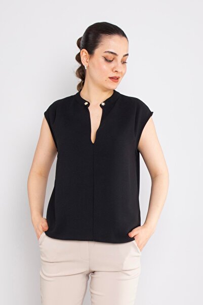 AYHAN 81980 Yakasız Broş Detay Kolsuz Şifon Bluz