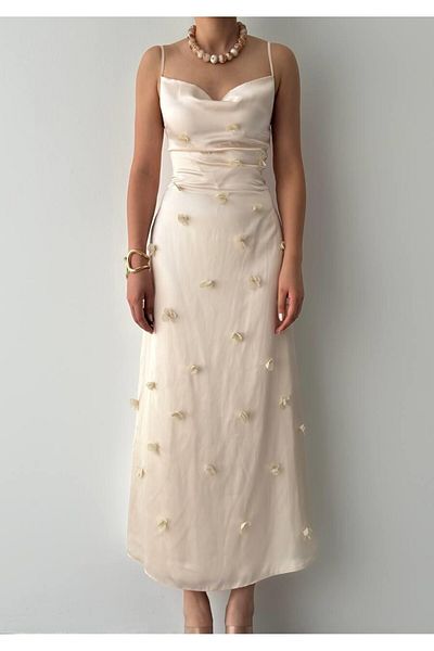 Julidress Κρεμ 3D λουλούδι με λεπτομέρεια με επένδυση Degaje γιακά Midi μήκους Premium σατέν φόρεμα