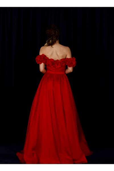 Megi Gelinlik Romantik çiçek detayları ve cesur yırtmaç tasarımlı Abiye