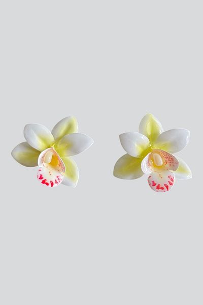stravis White Flower Earrings