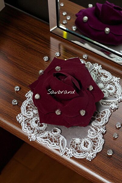 SavBrand Zarif Güllü Metal Broş – Şık ve Romantik Aksesuar