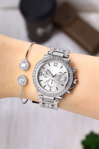 Newera Watch طقم ساعات نسائية بسوار معدني وسوار فضي Nwkk041153