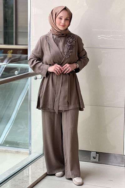 Nurcan Çetin طقم مكون من 3 قطع مع ياقة مطرزة بالزهور وسروال داخلي بدون أكمام