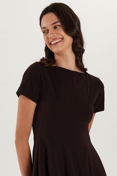 Tudors Rochie maro mini plisată cu decolteu crew, cu croiala clasică, pentru femei