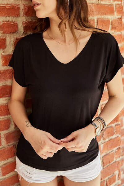 Marvine تي شيرت نسائي أسود بأكمام قصيرة ورقبة على شكل حرف V