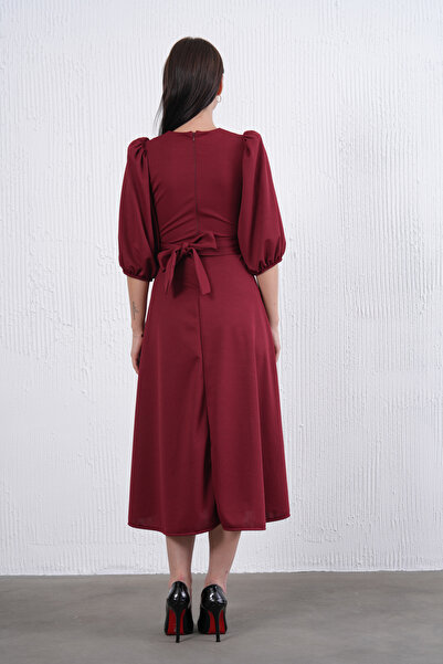 barış sülün lovebox Kadın Esnek Bordo Kumaş Kruvaze Yaka Taşlı Kemer Tasarımlı Midi Abiye Elbise 3602