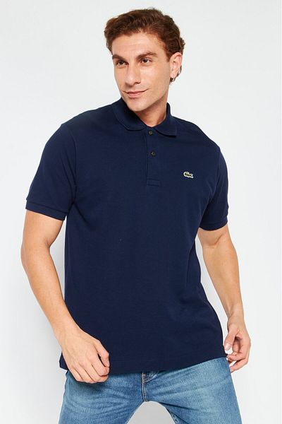 Lacoste قميص بولو رجالي بقصّة عادية وأكمام قصيرة وشعار العلامة التجارية، أزرق داكن