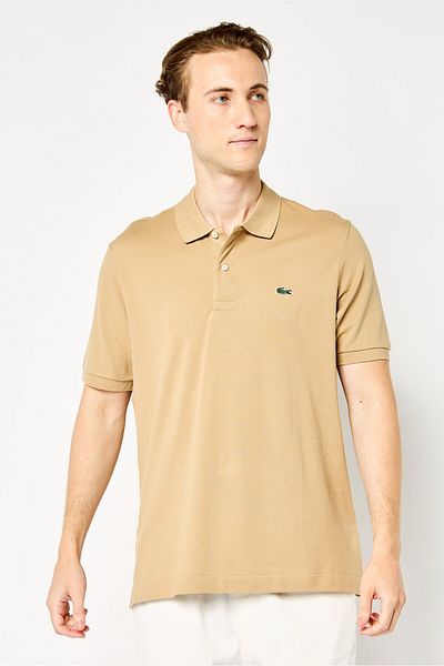 Lacoste قميص بولو رجالي كلاسيكي بأكمام قصيرة وشعار مطرز، لون بني
