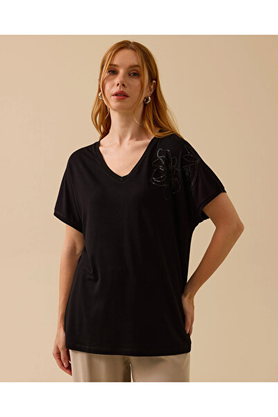 SEÇİL V Yaka Nakışlı Penye Tişört