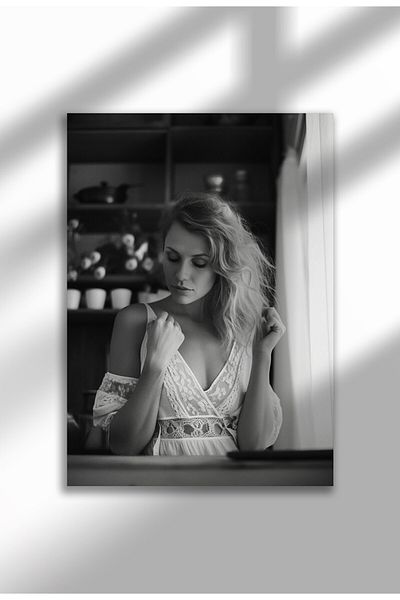 21mxm Vintage Photography Poster, Feminist Street Style, Black & White Canvas, Rebel Muse 2025