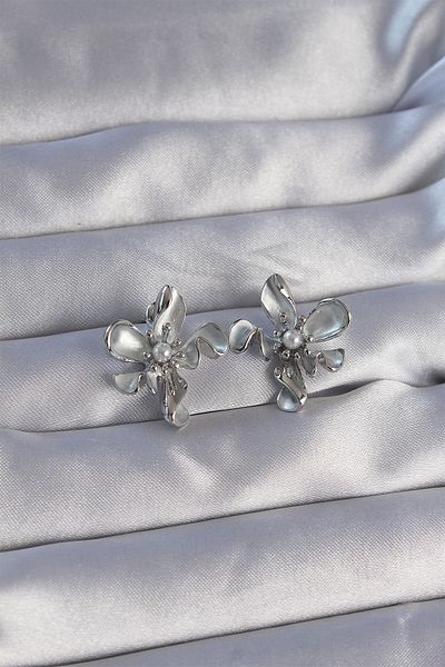 MBB ETİCARET Brass Silver Color Pearl Detail Flower Design Earrings - Tj-Bkp9083