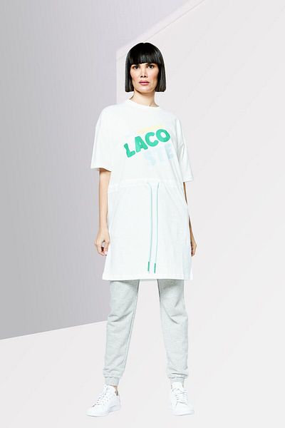 Lacoste فستان قصير بشعار العلامة التجارية للنساء، متعدد الألوان