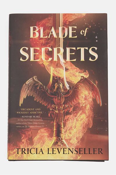 Tricia Levenseller كتاب Blade of Secrets Bladesmith، أصفر/بني