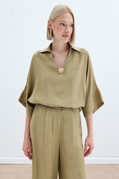 Sateen بلوزة كاجوال مع إكسسوارات - كاكي