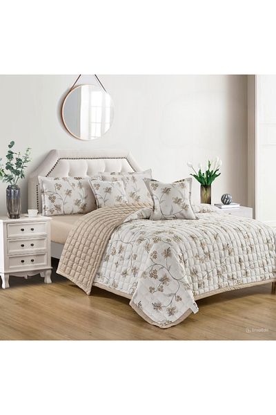 Mark Practical summer double bed duvet set with a printed design, made of the finest microfiber materials.