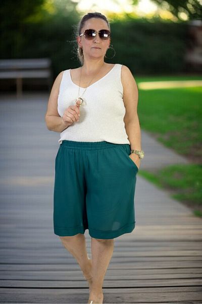yagmurberen Cotton Viscose Fabric Pocketed Waist Elastic Double Legs Large Size Shorts.